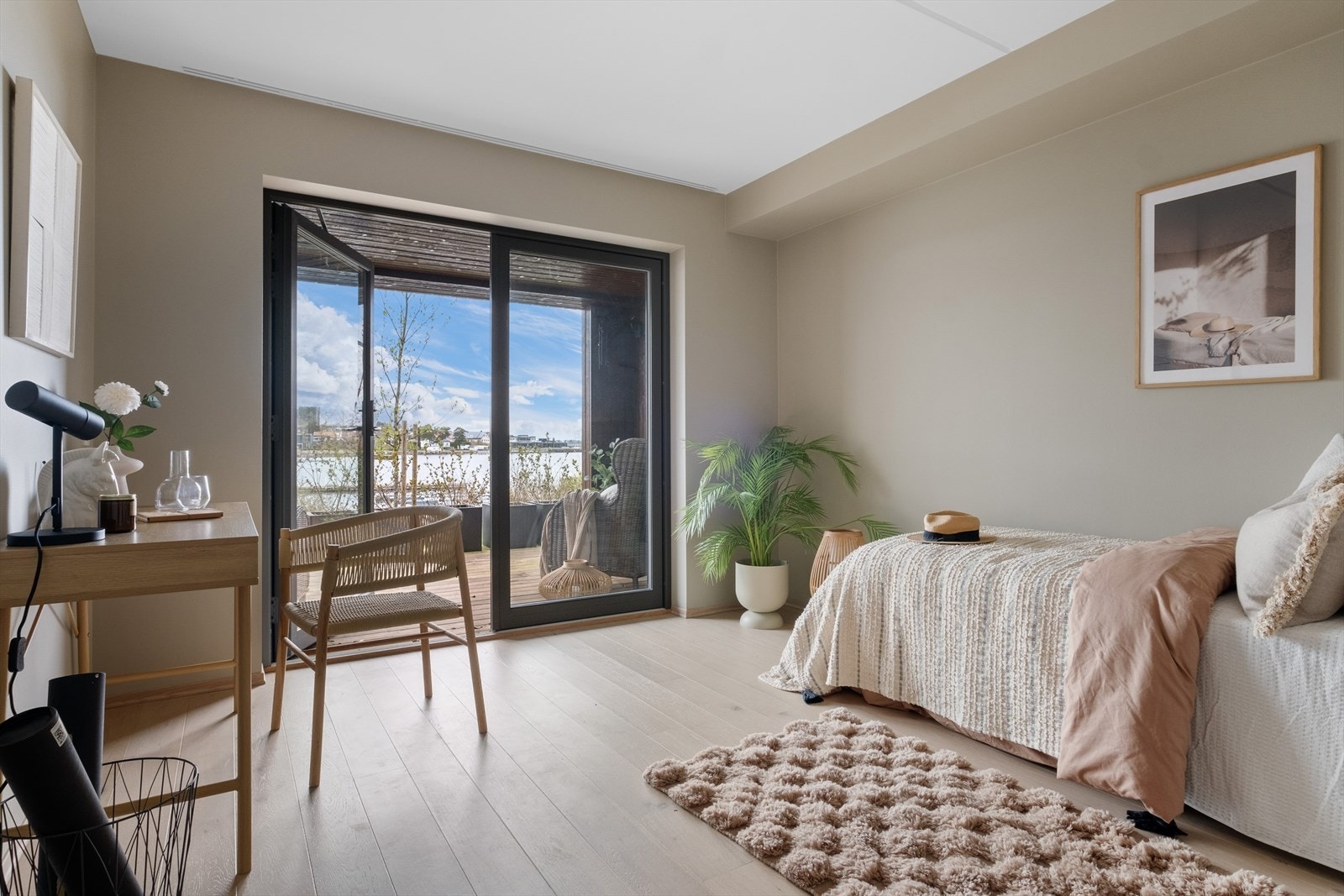 I første etasje finnes et fleksibelt oppholdsrom som passer like godt som soverom, hjemmekontor eller tv-stue - avhengig av dine behov Galleribilde