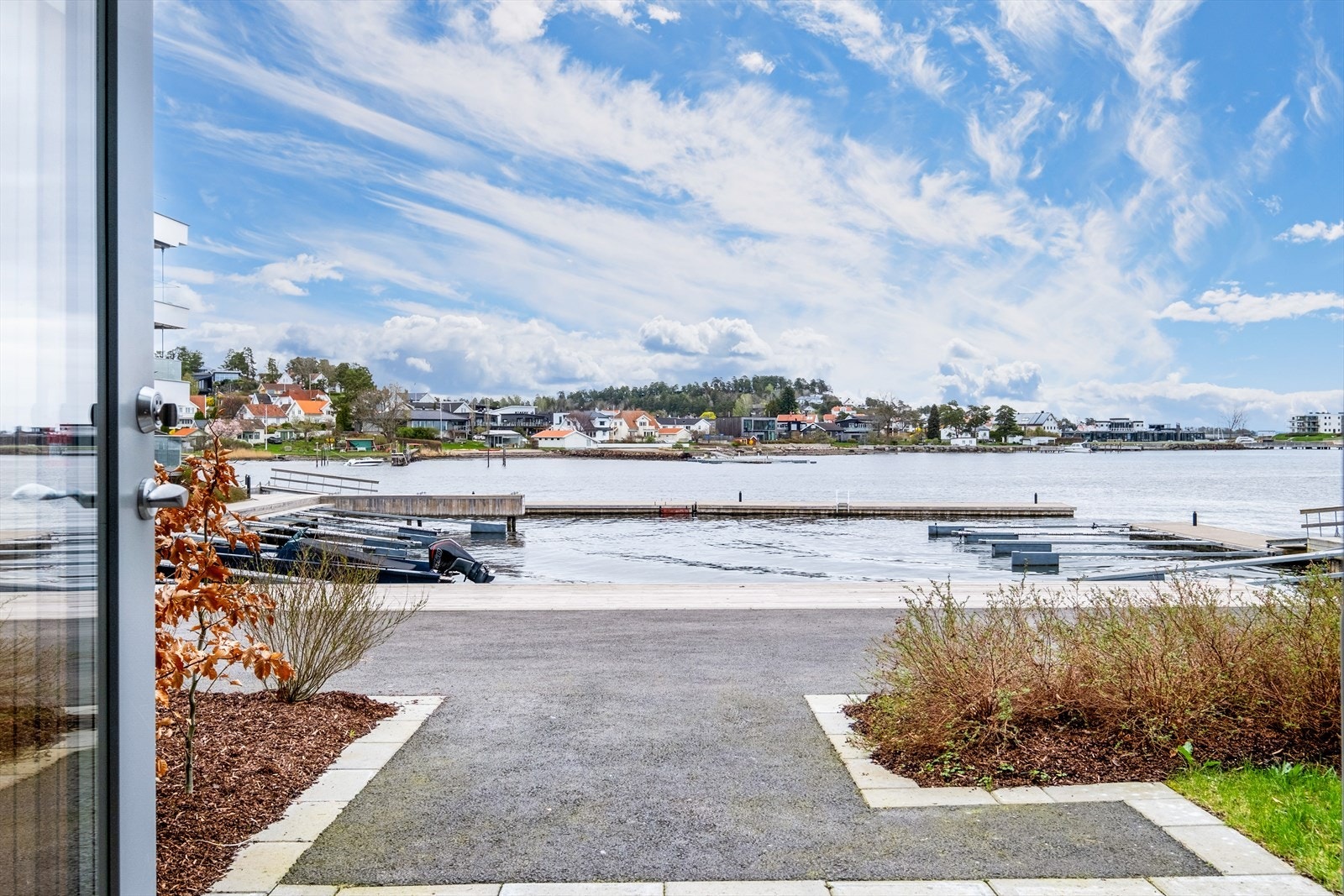 Inngangspartiet vender mot nordøst og rammes inn av en hyggelig, opparbeidet hageflekk Galleribilde