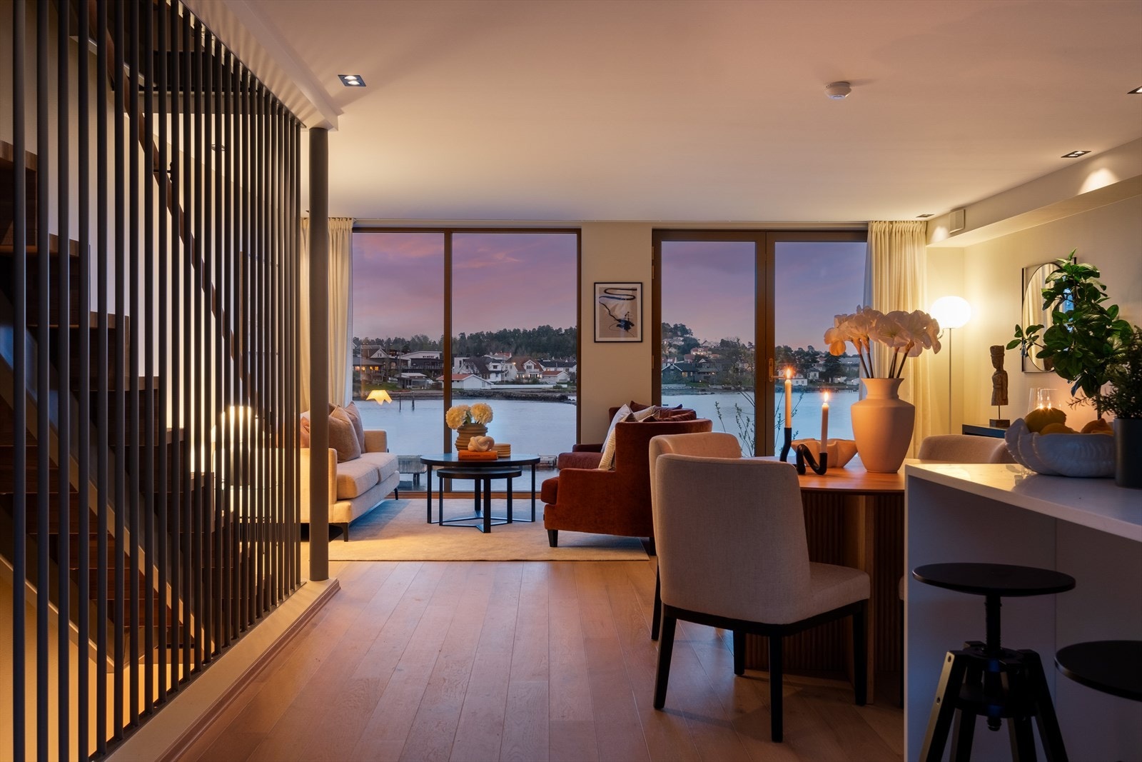 Fra toppen av trappen finner du en nydelig stue med store vindusflater og en imponerende sjøutsikt - Stilrent spilerekkverk som skaper et lett og moderne skille mot trappen Galleribilde