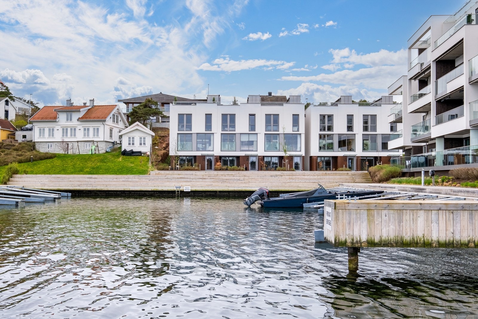Med boligen følger eksklusiv bruksrett til 1 båtplass i småbåthavnen rett nedenfor samt to parkeringsplasser i garasje Galleribilde