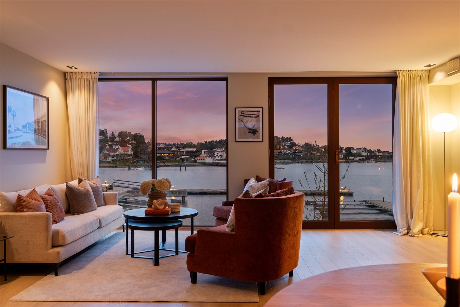 Rommet har en åpen løsning mot kjøkkenet Galleribilde