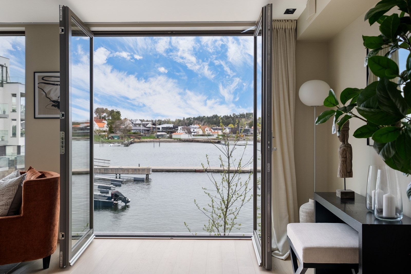 Doble glassdører åpner ut til en fransk balkong og slipper inn rikelig med dagslys Galleribilde