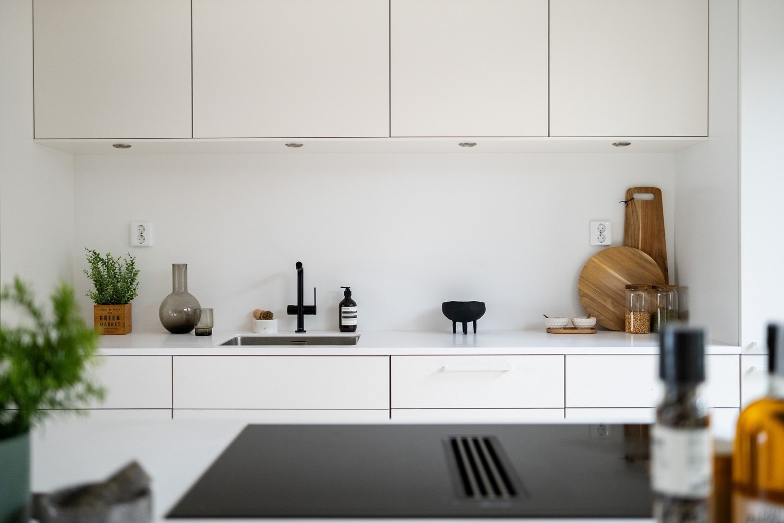 Hvitevarene inkluderer kombiskap, oppvaskmaskin og to stekeovner Galleribilde