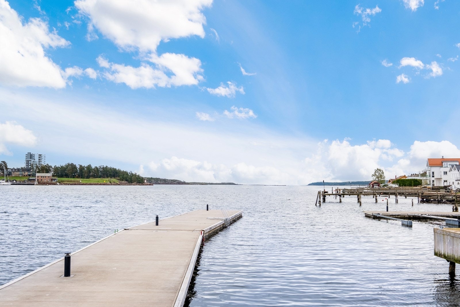 Fra Husøy Havn har du direkte tilgang til et eldorado for padleentusiaster, og i byggets kjeller finnes det kajakker til gratis utlån. For den som liker å bade, er det flere flotte badeplasser rundt øya - noen med stupebrett, andre mer skjermet og rolige Galleribilde