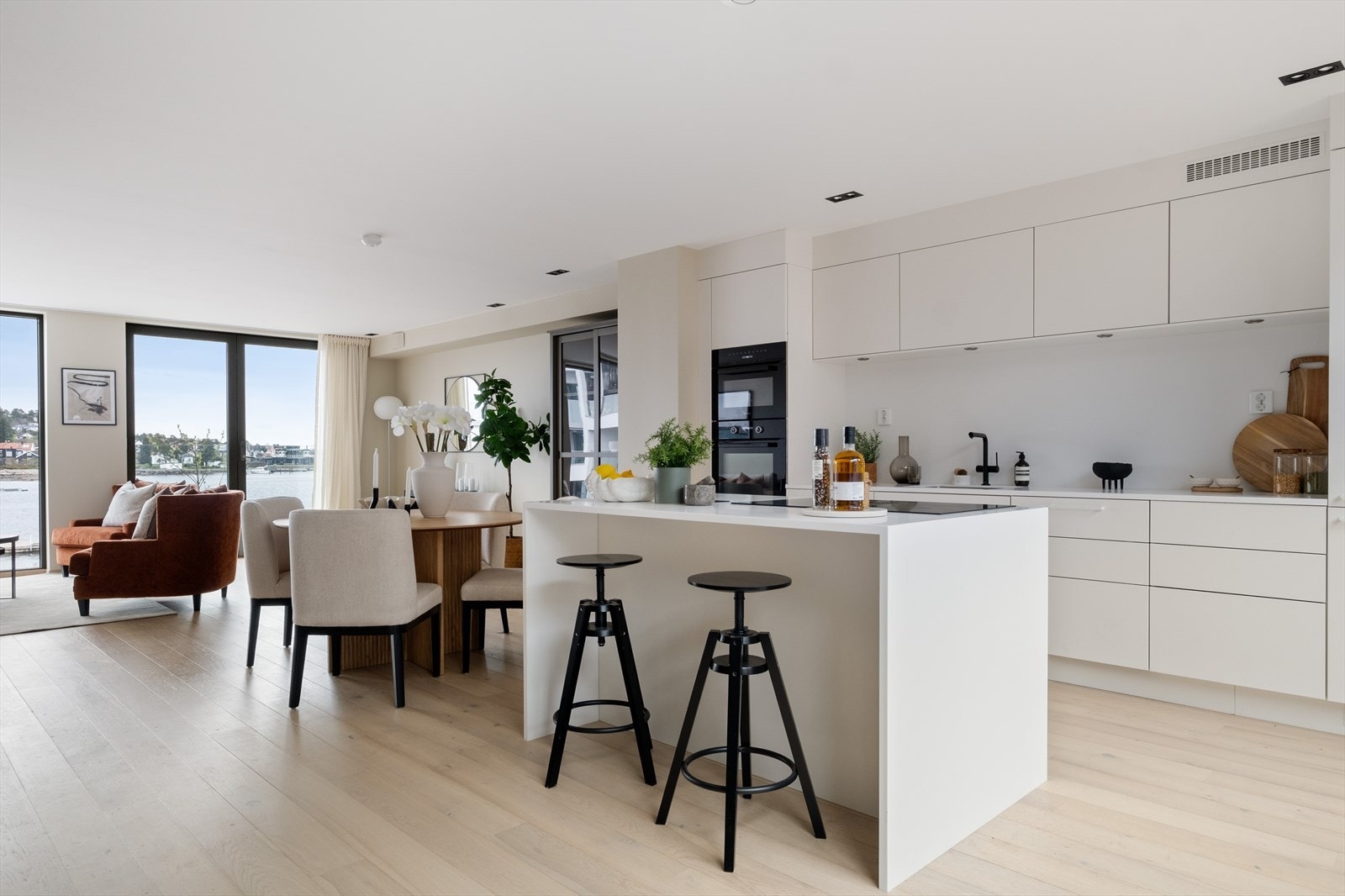 Kjøkkenet er levert av kvalitetsleverandøren Uno Form og har integrerte hvitevarer fra Miele. Praktisk kjøkkenøy som skaper en fin dybde i rommet Galleribilde