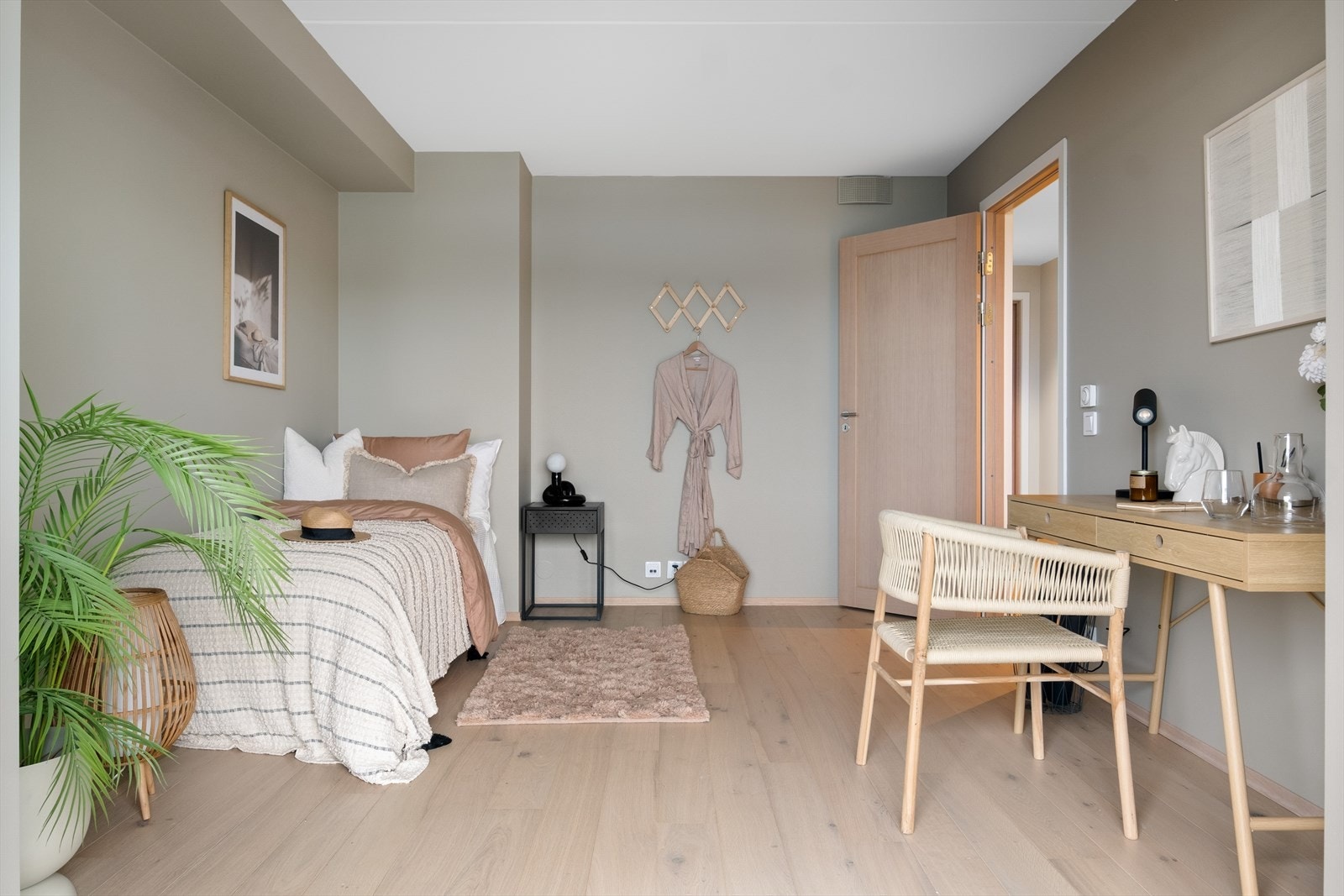 Her er det god plass til seng, skrivebord, nattbod etc og rommer egner seg perfekt som barnerom, gjesterom, kontor e.l. Galleribilde