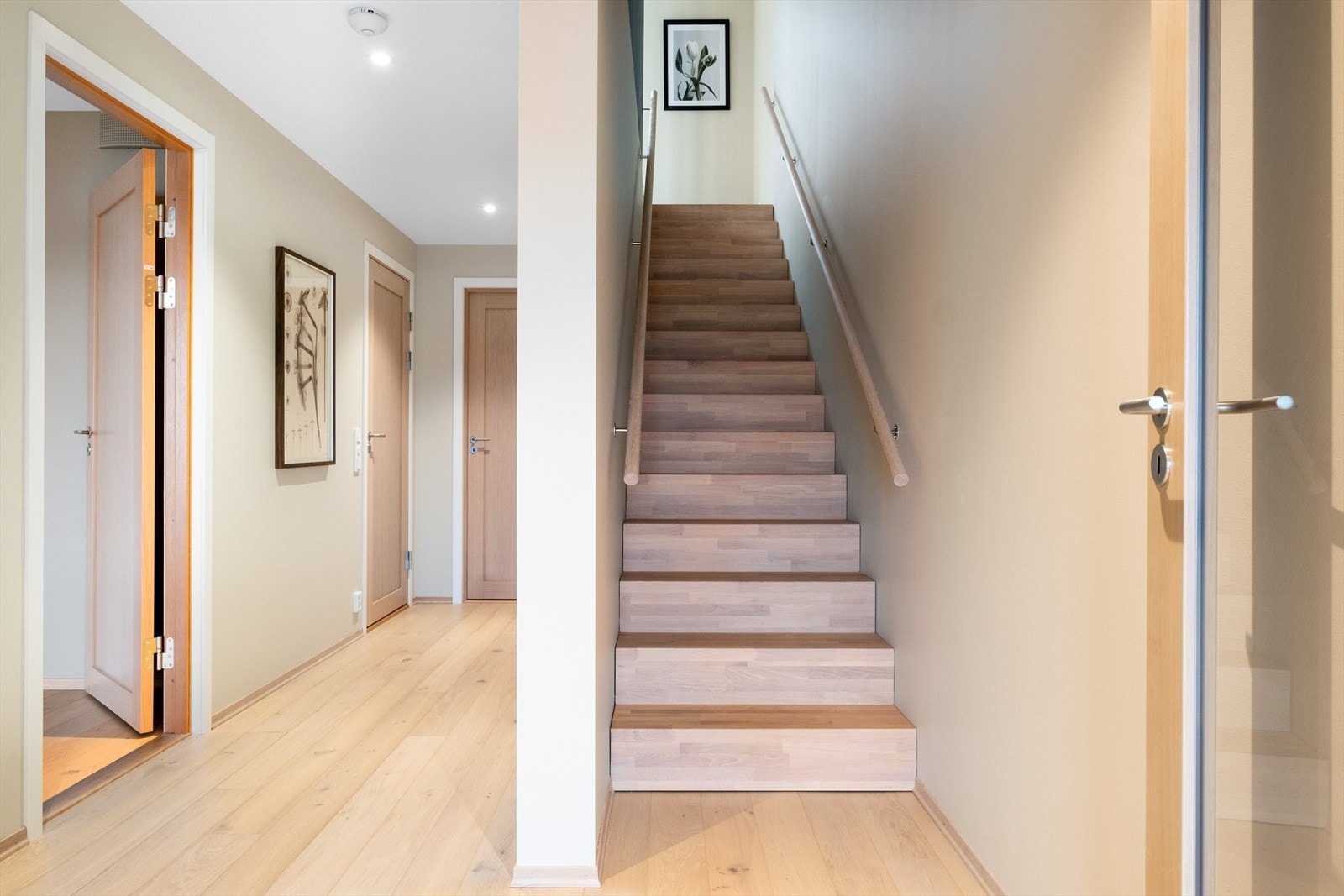 I boligens første etasje finner du et gjesterom/kontor, bad og en bod med teknisk rom - Gjennomgående høykvalitetsmaterialer Galleribilde