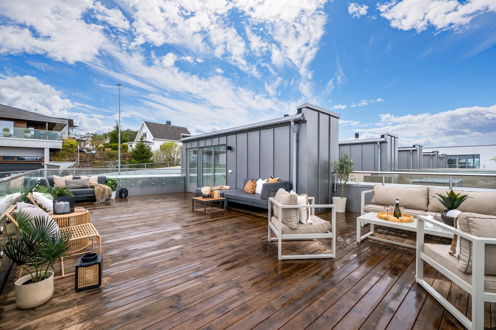 Rekkverket er delvis i glass for å maksimere utsikten mot sjøen og horisonten Galleribilde