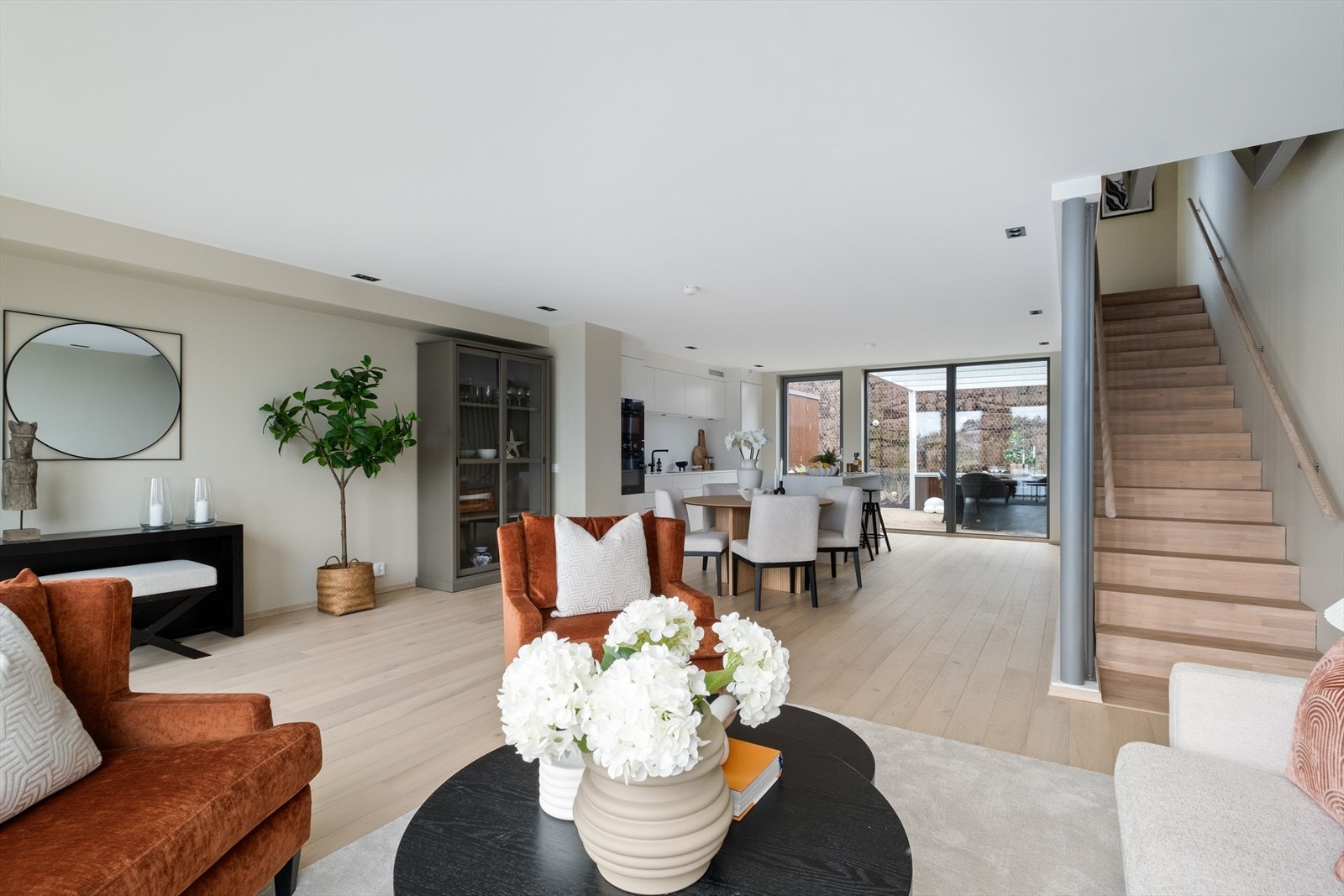 Gulvet er belagt med en-stavs parkett med vannbåren varme, og veggene er slette og nymalte i moderne farger. Overgangene mot både himling og vinduer er listefrie, og det er innfelte downlights i taket Galleribilde