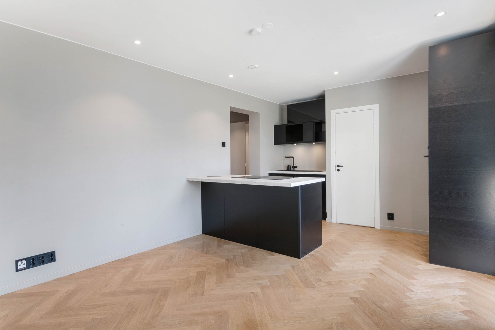 Boligen er totaloppusset i 2024 med lekkert fiskebensparkett og overflatebehandlete flater Galleribilde