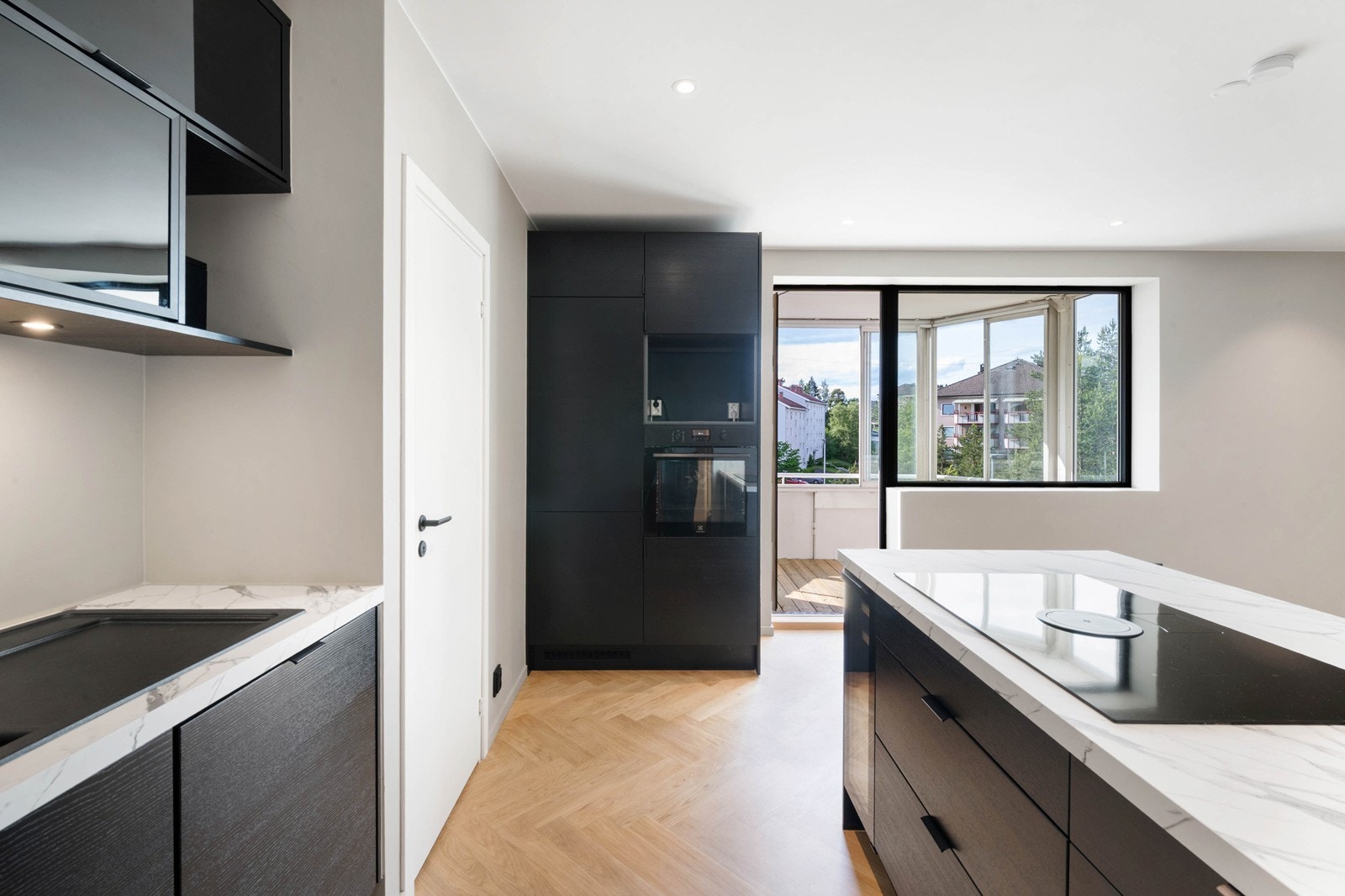 Kjøkken og stue med utgang til innglasset balkong Galleribilde