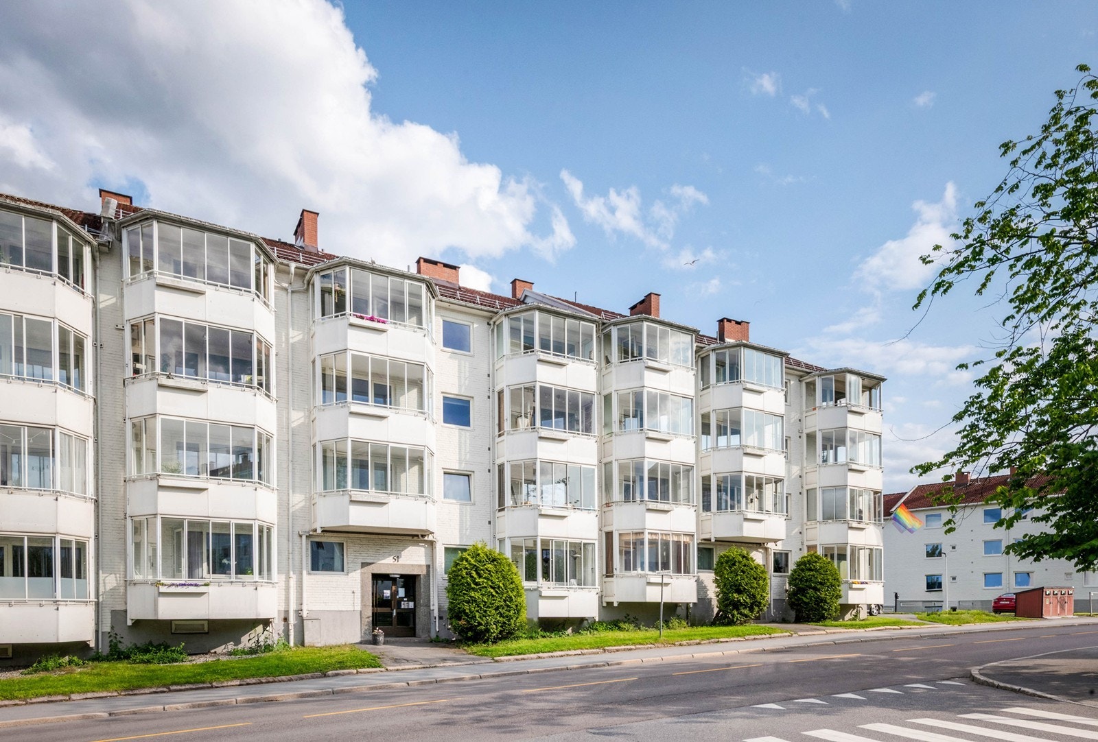 Boligen ligger i 3.etasje med innglasset balkong Galleribilde