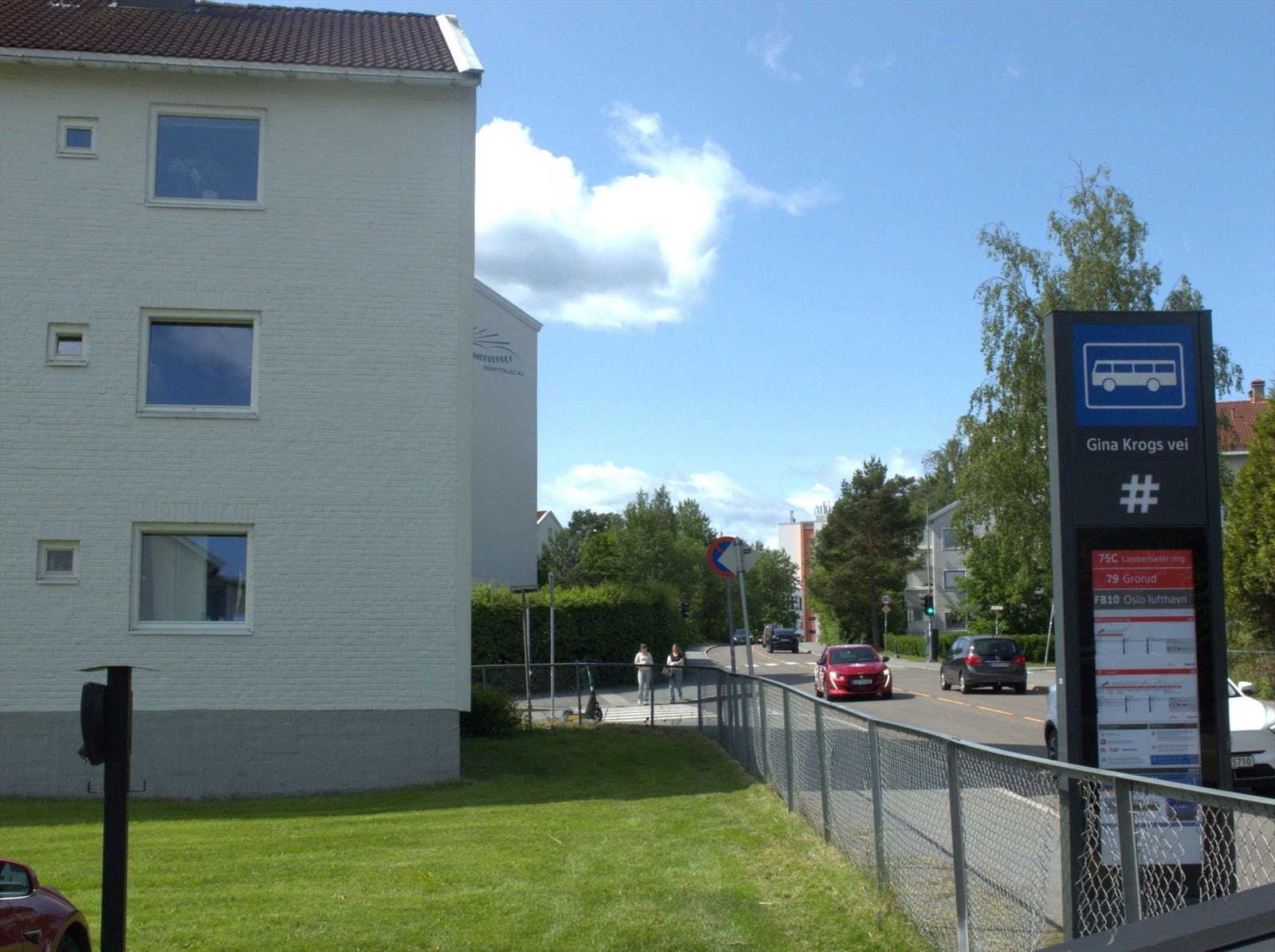 Bussholdeplass 50 meter unna boligen, Parkeringsplasser med ladebokser til leie i borettslaget Galleribilde