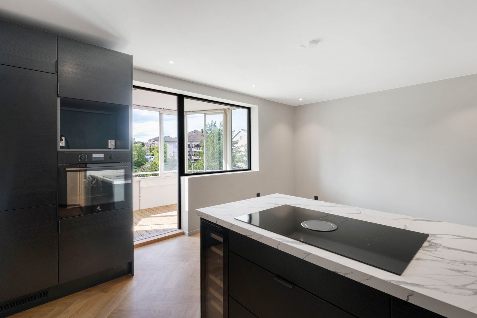 Pent kjøkken med fin benkeplate installert i 2024/24 Galleribilde