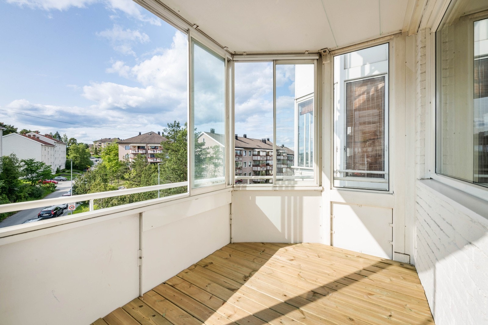 Innglasset balkong med mulighet for å trekke for og igjen glass Galleribilde