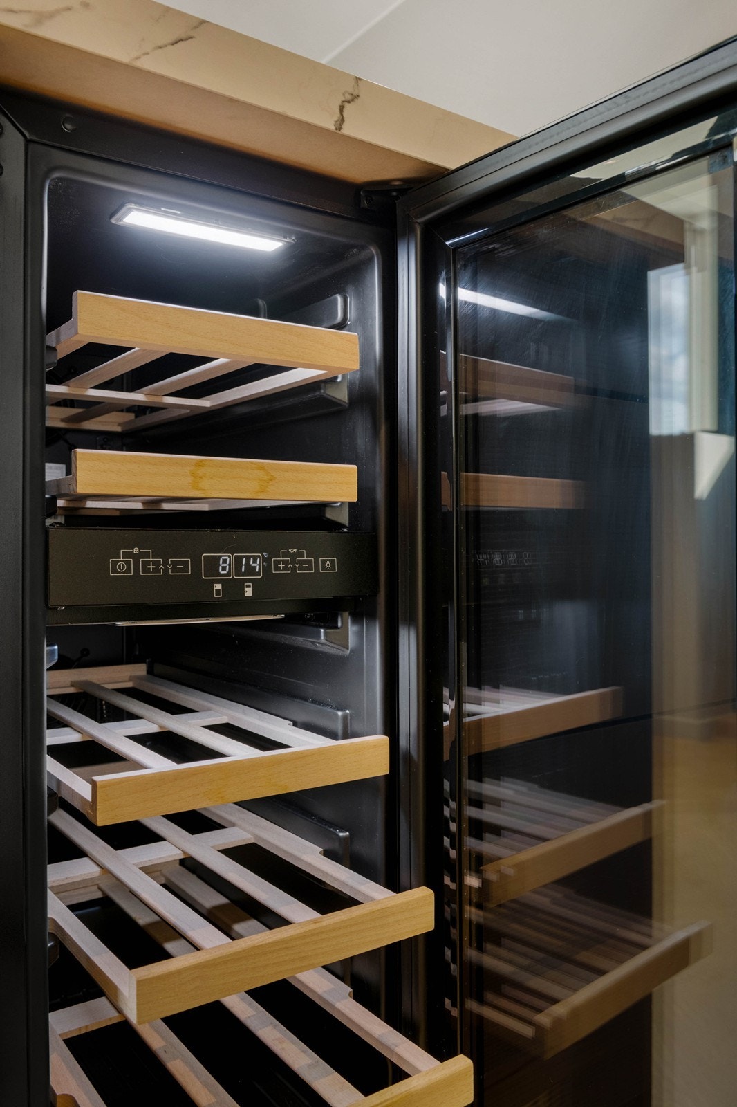 Lekkert vinskap med uttrekkbare hyller og 2 soner Galleribilde