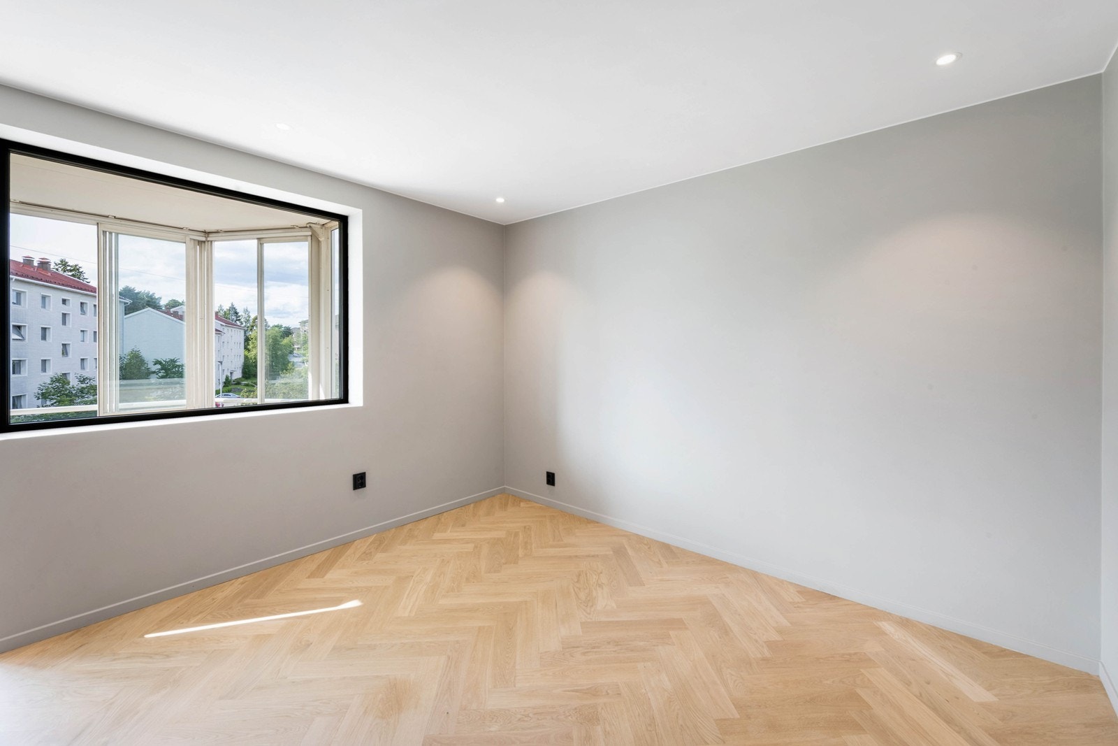 Stor og åpen stue- og kjøkken løsning med store vinduer Galleribilde