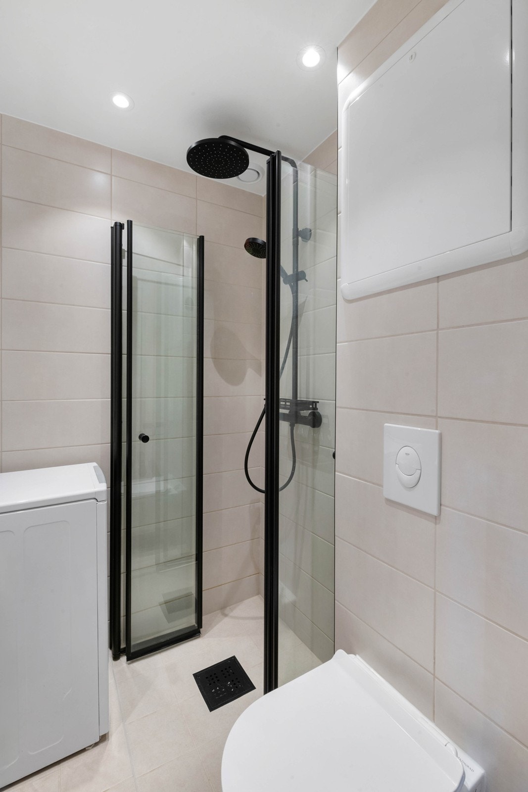 Plass til stor vaskemaskin på baderom Galleribilde