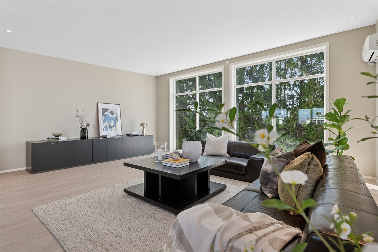 Meget romslig 2. etasje med store vindusflater som gir en god rom følelse. Galleribilde