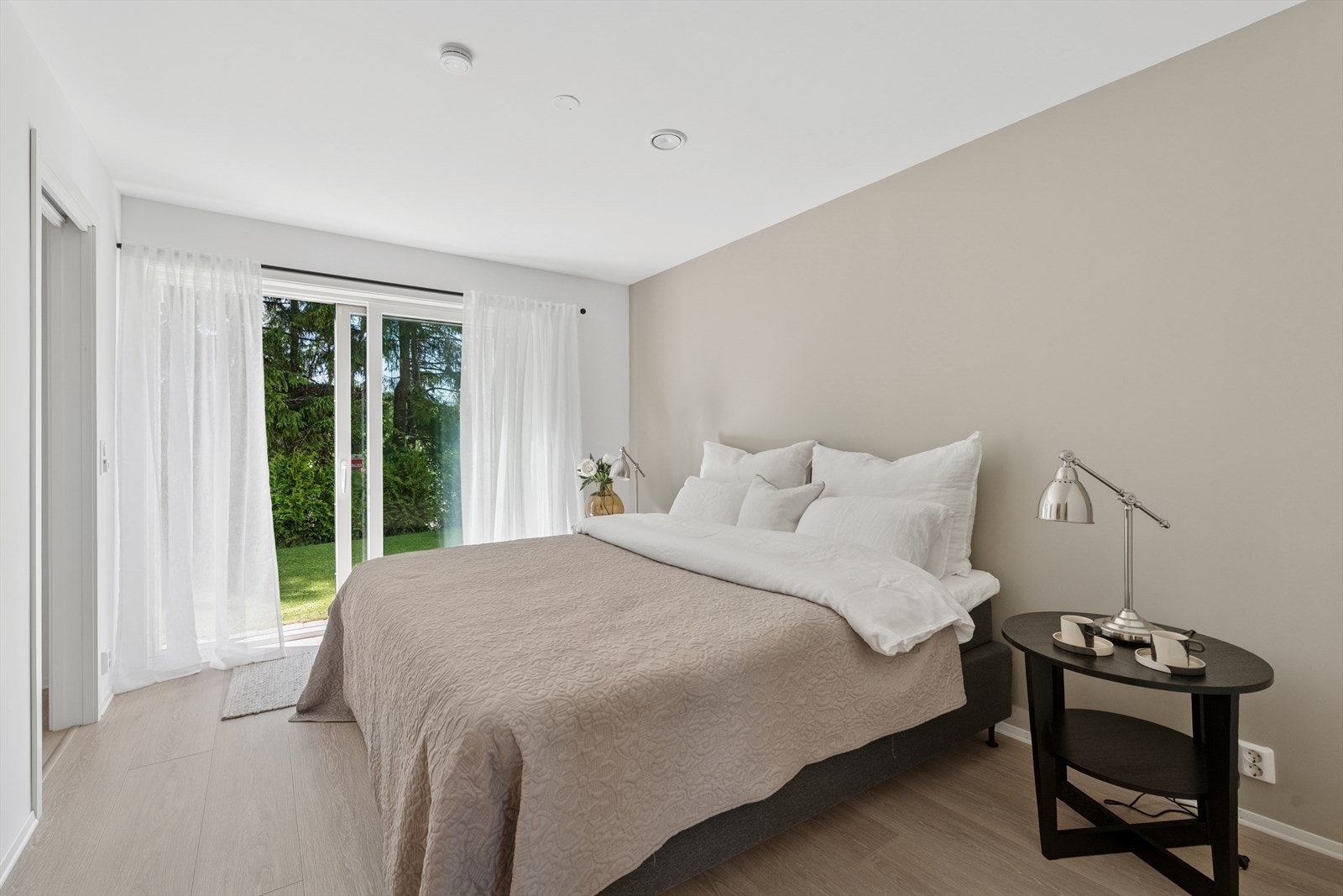 Stort hovedsoverom med egen utgang til uteområdet. Galleribilde