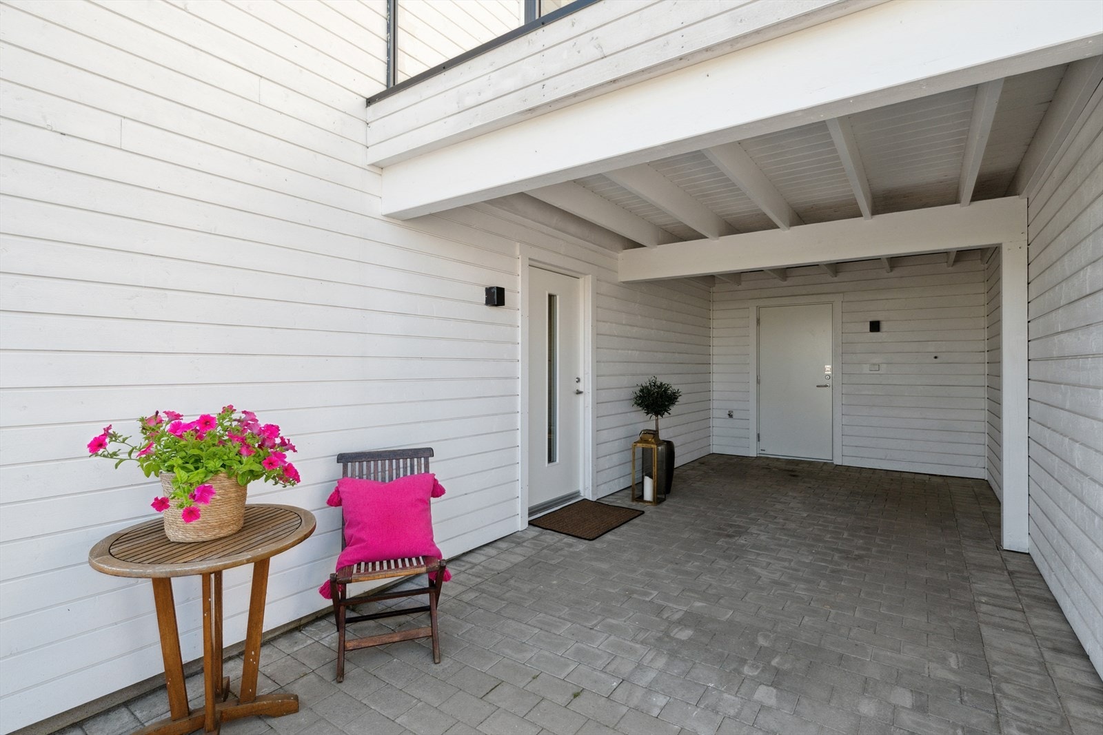 Pent inngangsparti med tilhørende utebod. Galleribilde