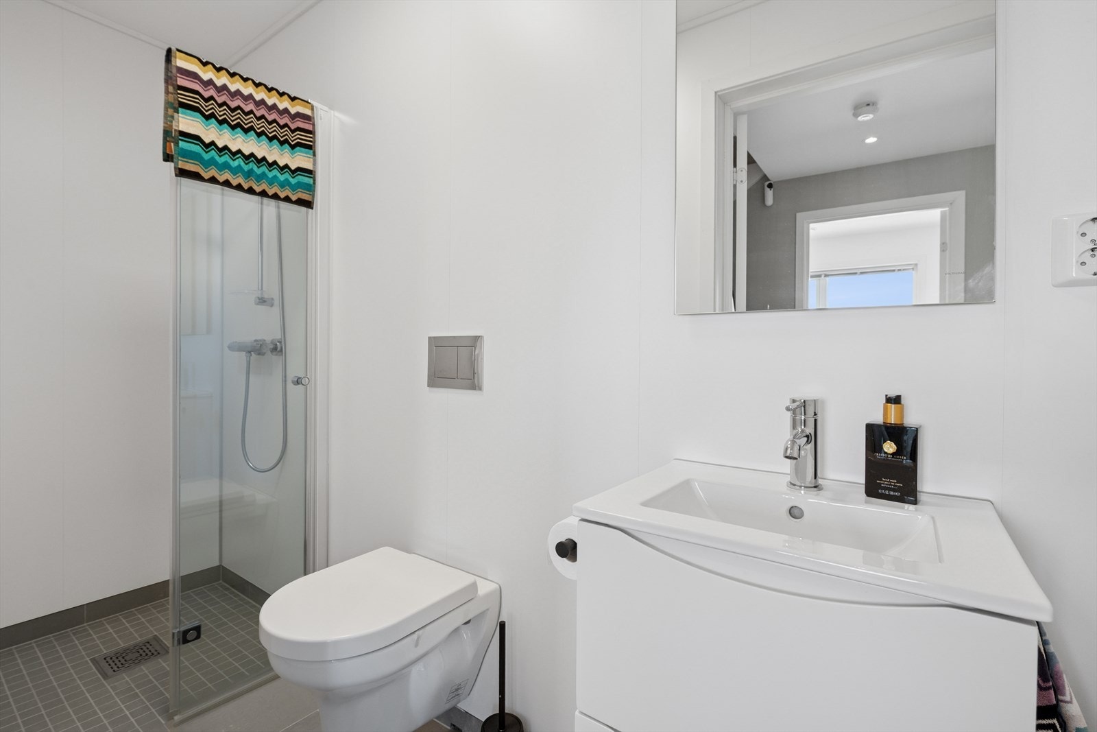 Baderom nr. 2 med dushjørnet, vegghengt toalett og servant. Galleribilde