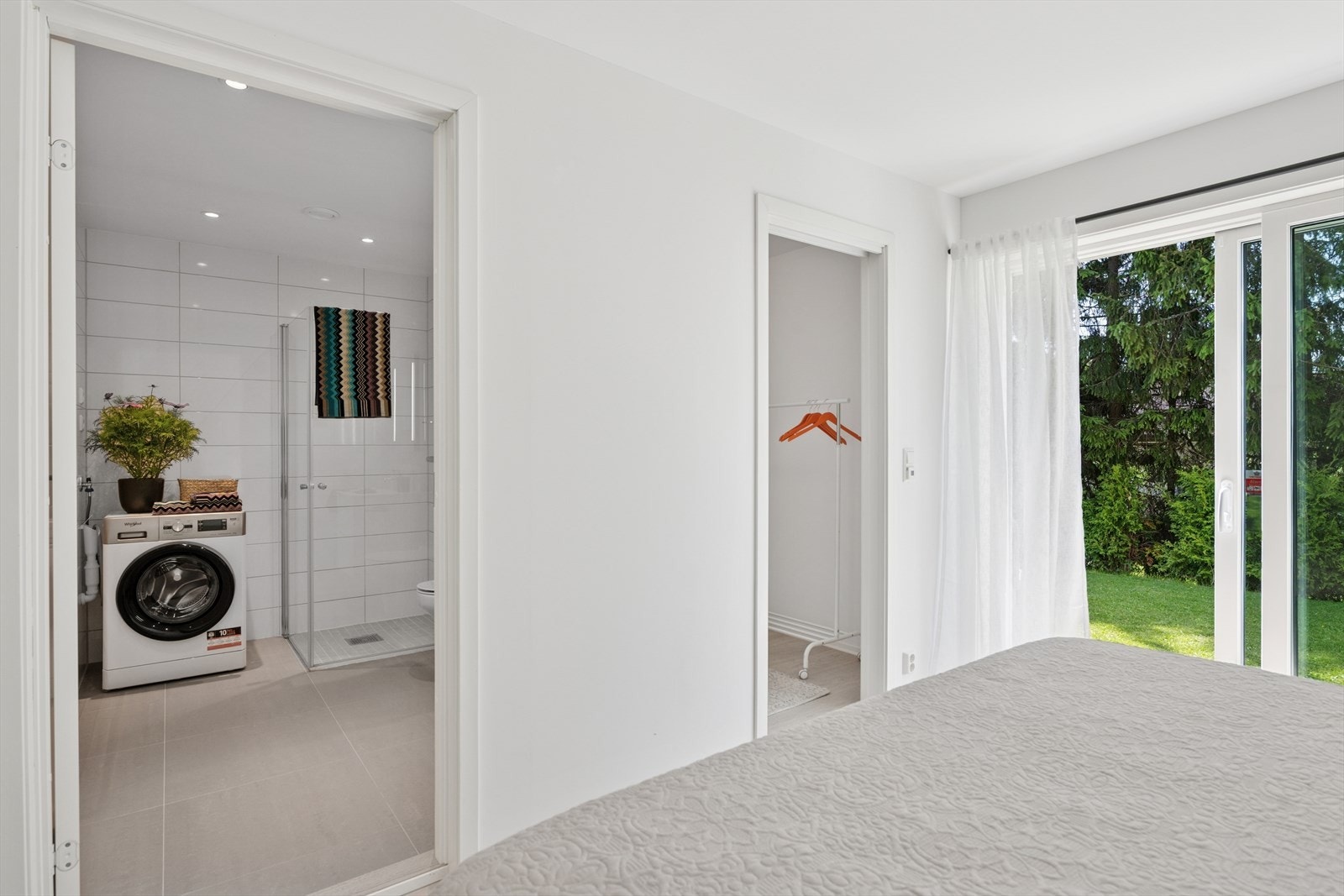 Fra hovedsoverommet har du også tilgang til eget bad og "walk-in closet". Galleribilde