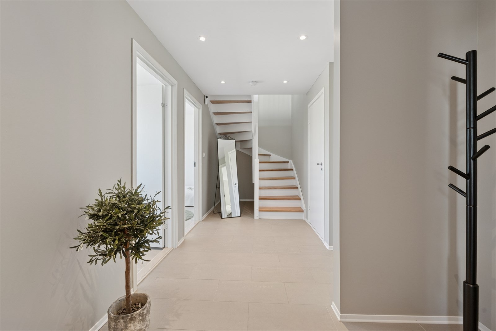 Velkommen inn! Fra gangen har du tilgang til alle 3 soverommene, samt et av boligens bad. Galleribilde