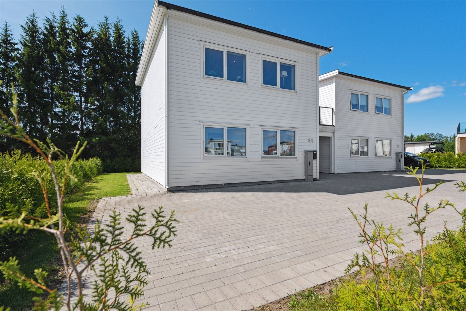 Romslig gårdsplass. Galleribilde