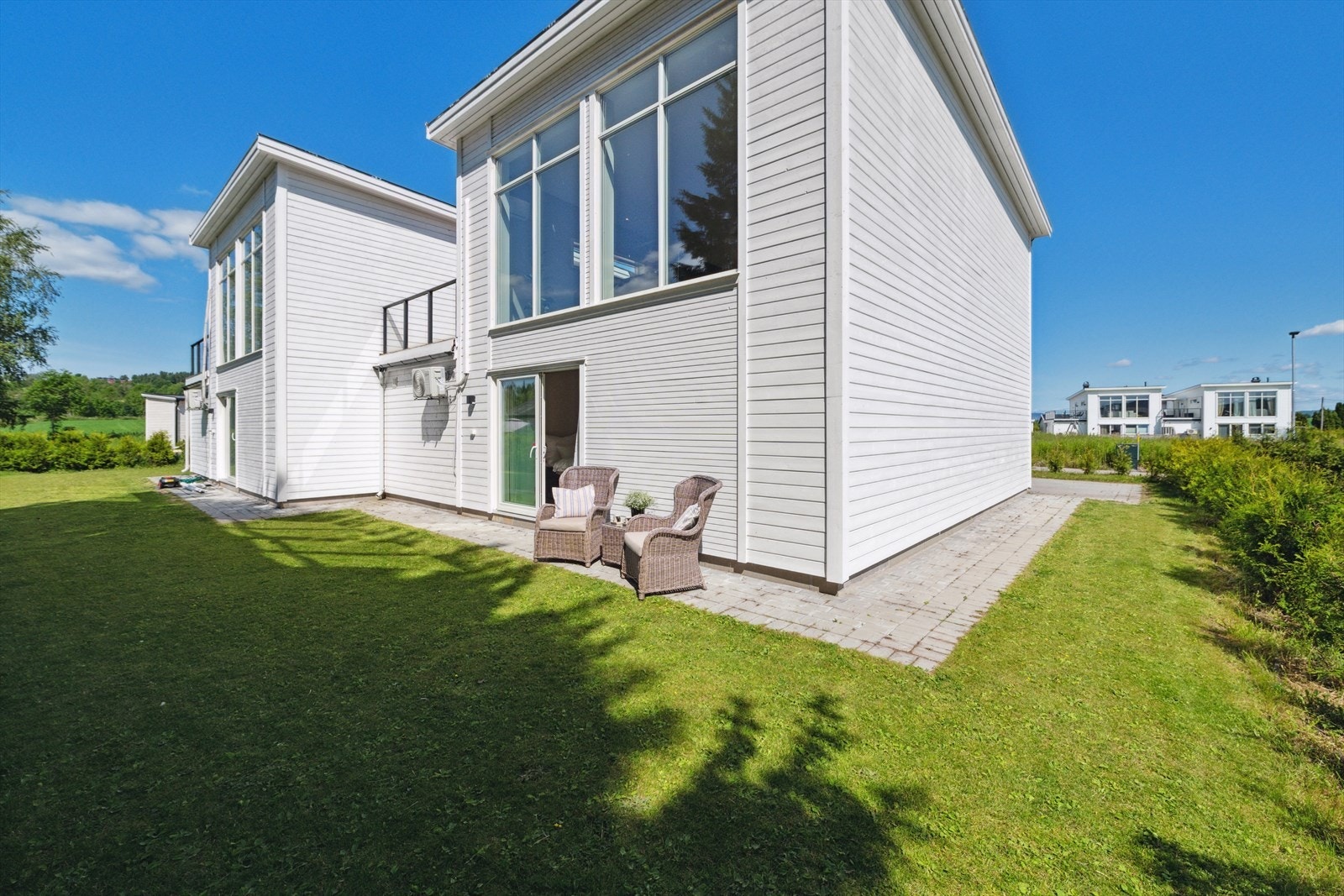 Flott hage som strekker seg rundt boligen. Galleribilde