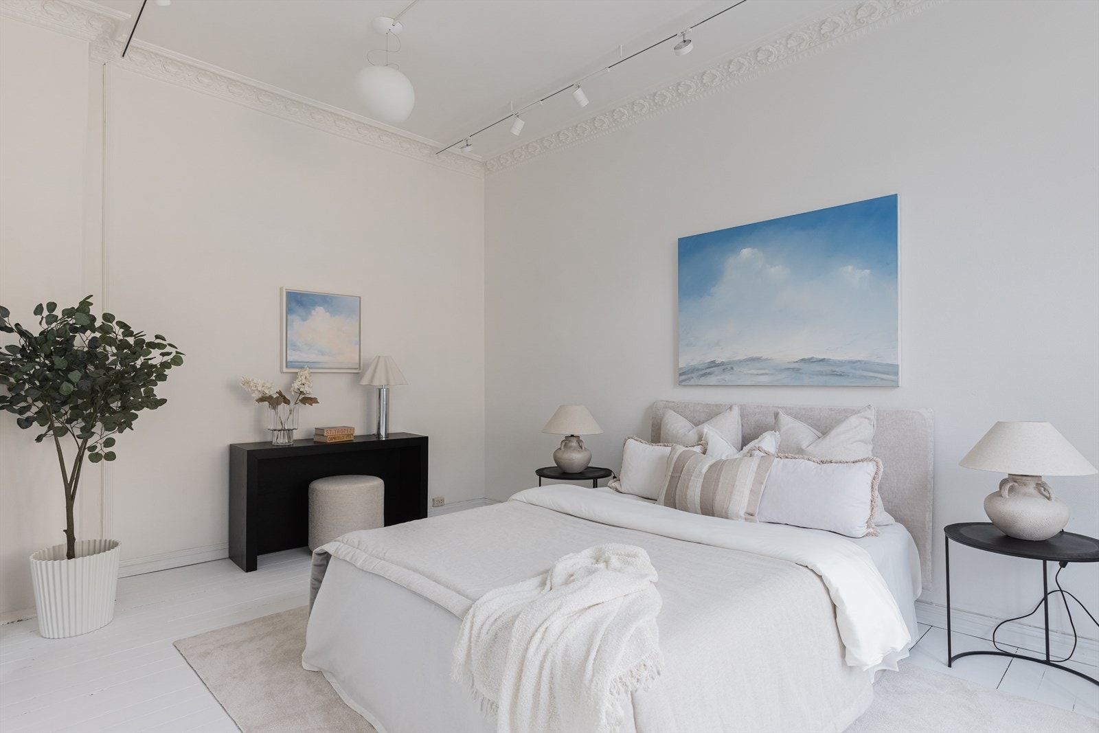 Store soverom som har rikelig med plass til dobbelseng, garderobe og for eksempel kontorpult til hjemmekontor. Galleribilde