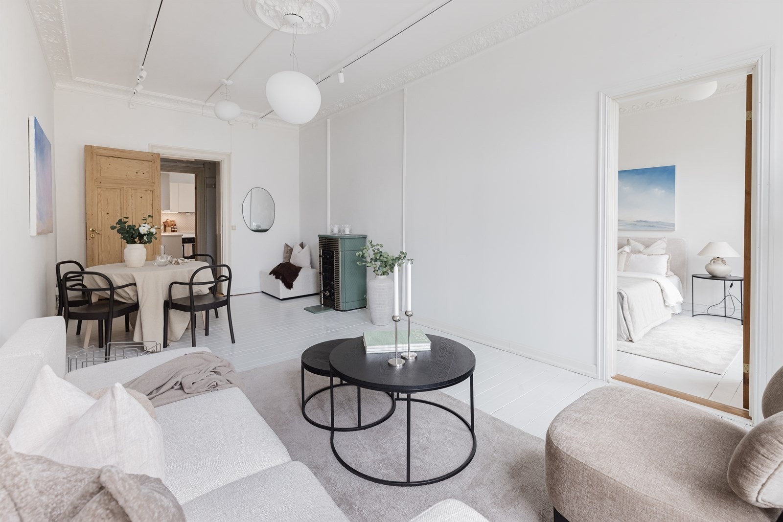 Stuen er stor og har god plass til både spisebord og sone for sofa og TV. Galleribilde