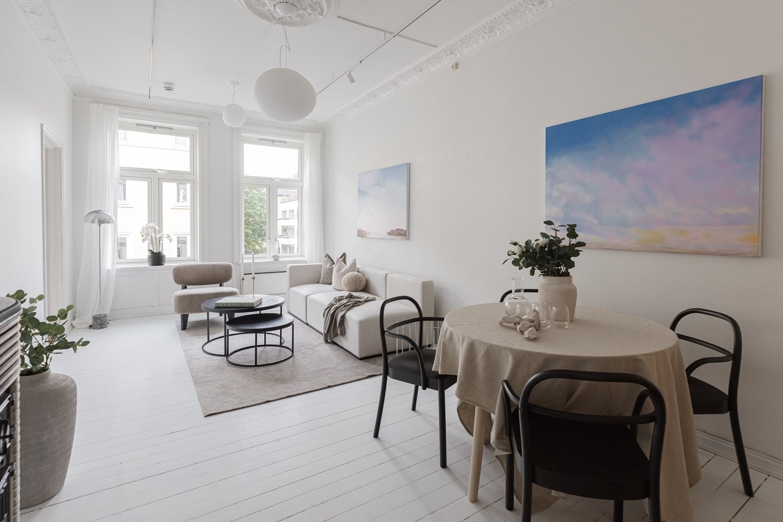 Velkommen til en klassisk og gjennomgående leilighet med etterspurt beliggenhet på Adamstuen. Galleribilde