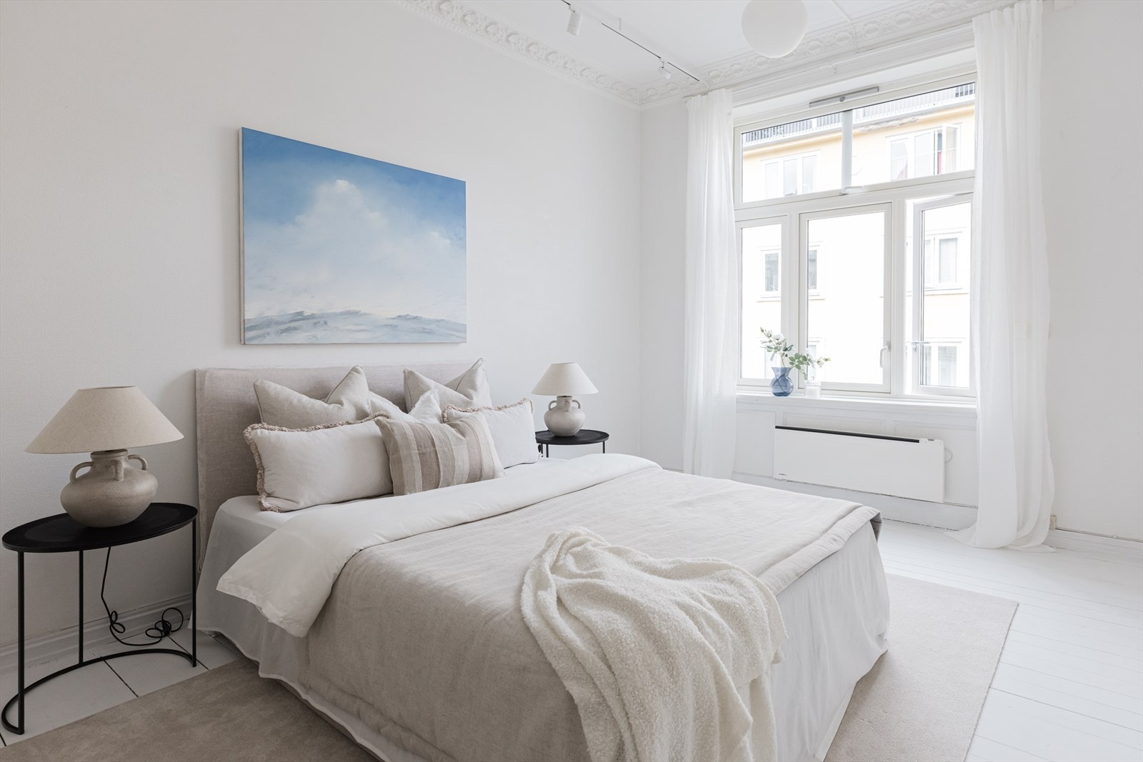 Store soverom som har rikelig med plass til dobbelseng, garderobe og for eksempel kontorpult til hjemmekontor. Galleribilde