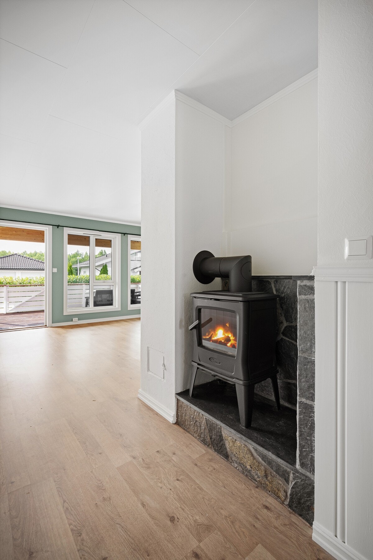 Stuen har i tillegg en peisovn som gir ekstra varme og hygge på kalde dager. Galleribilde
