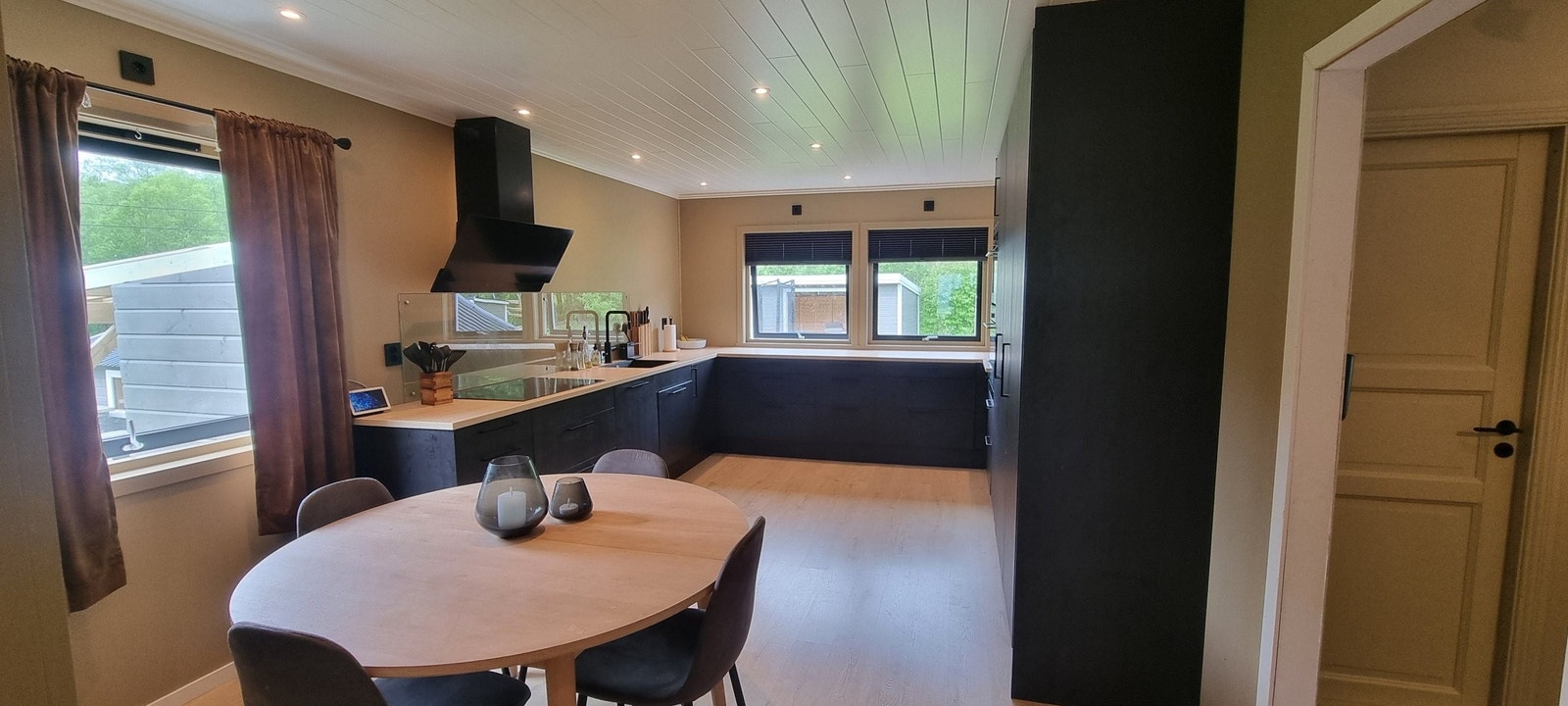 Kjøkkenet har plass til kjøkkenbord. Galleribilde