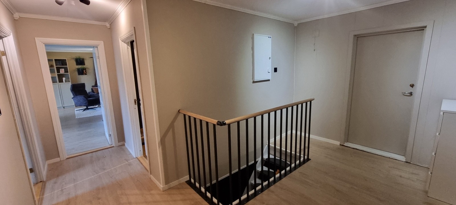 Gang med trapp ned til kjeller. Galleribilde