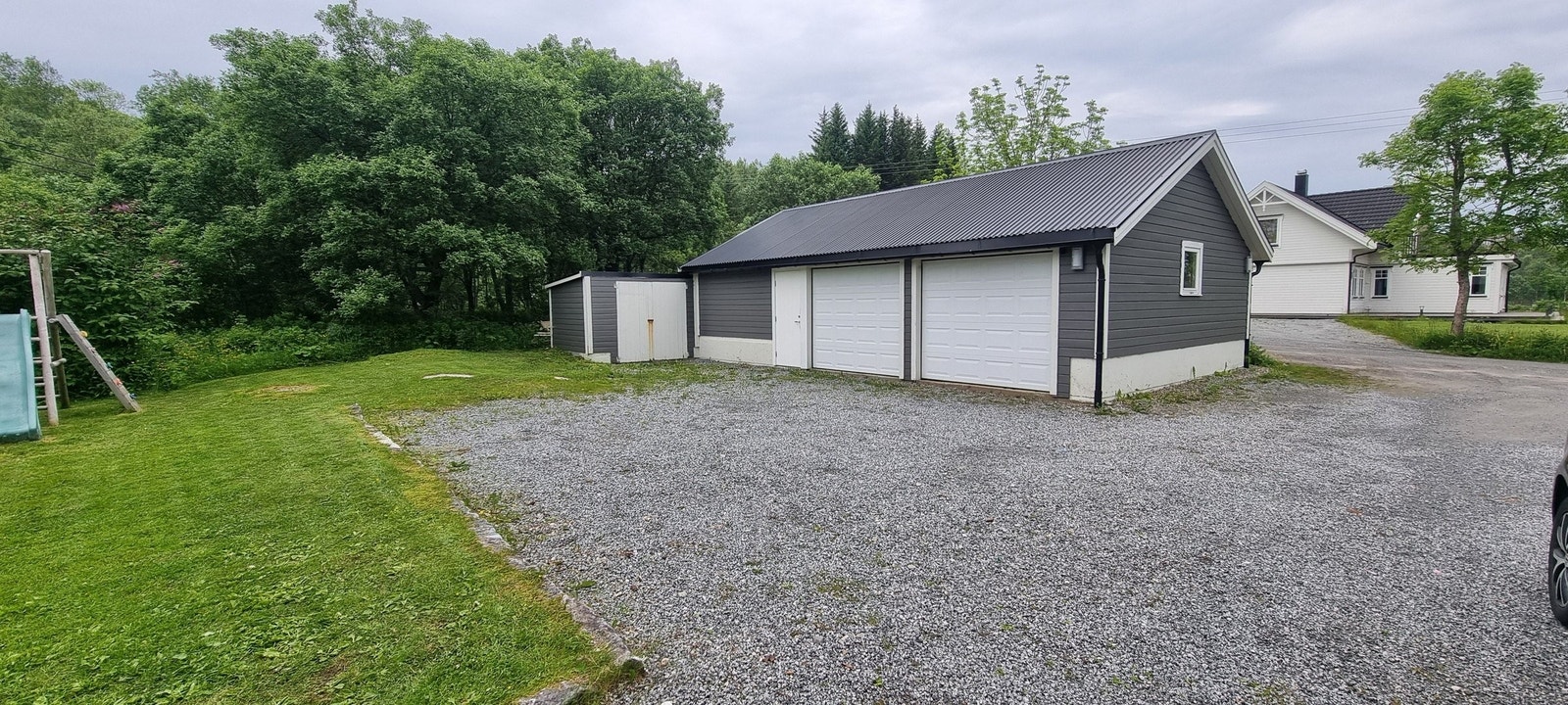 70 kvm garasje med biloppstilling for 2 biler samt gode oppbevaringsmuligheter. Garasjen er full isolert og har montert varmepumpe som varmekilde. Galleribilde