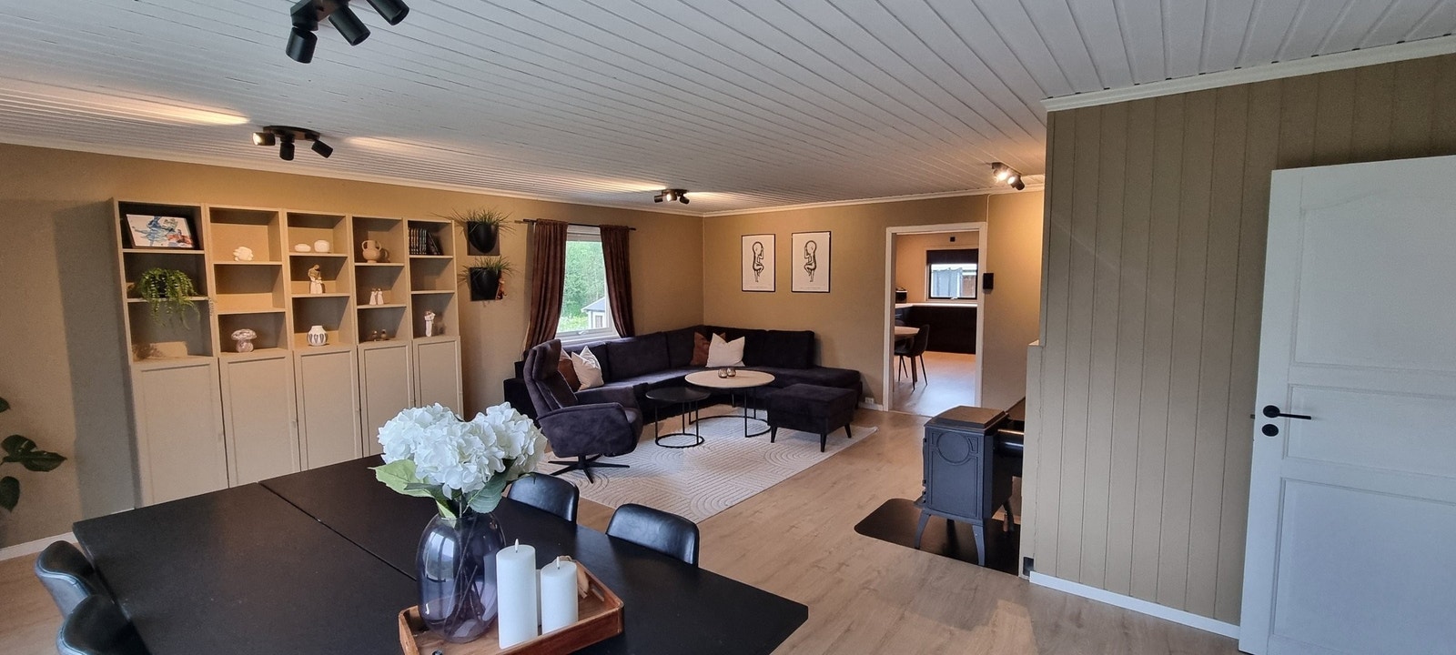 Lys og romslig stue med gode møblerings muligheter. Galleribilde