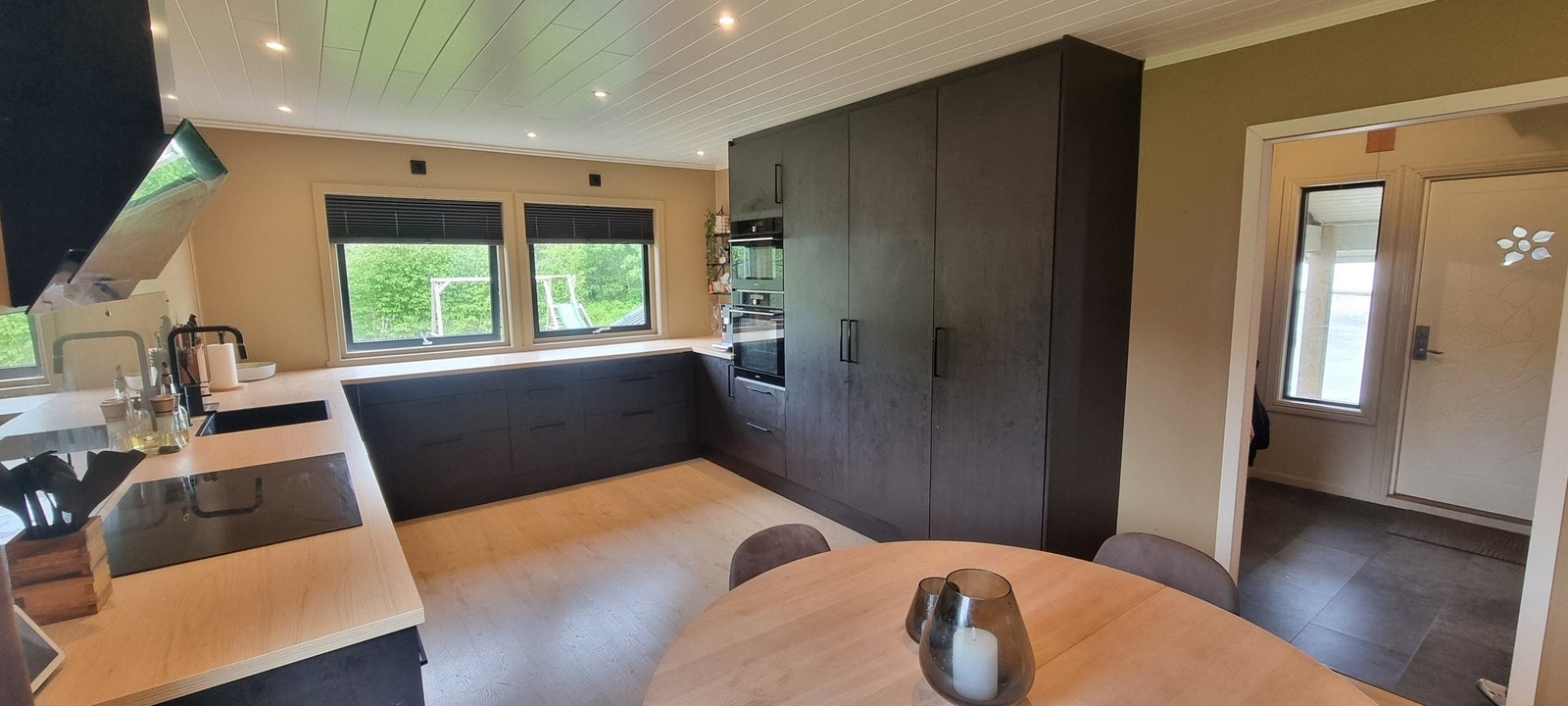 Kjøkkenet er renovert i 2021 og har mye skap og benkplass. Alt av hvitevarer er integrert. Galleribilde