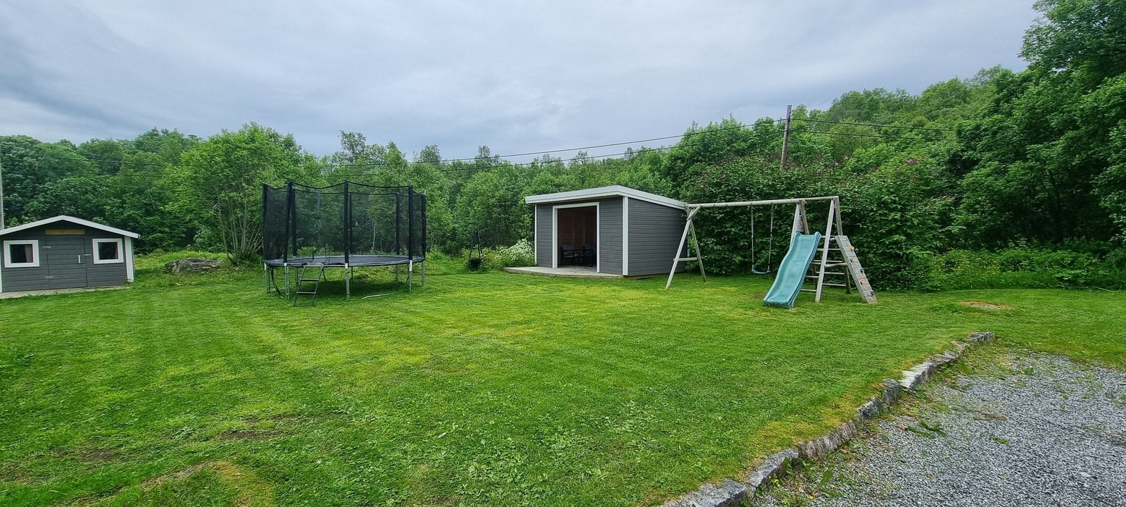 Innholdsrik hage med utestue og god plass til lek og aktivitet. Galleribilde