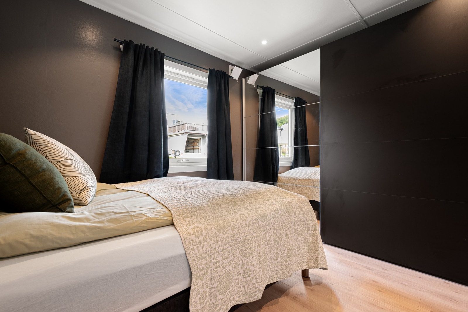 Stort garderobeskap på hovedsoverommet med mye oppbevaringsplass Galleribilde