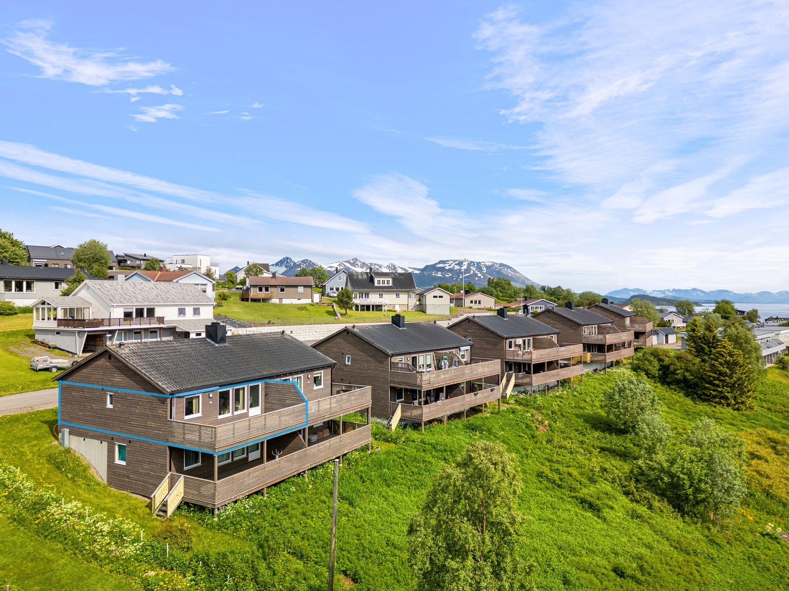 Leiligheten ligger øverst helt sør i feltet med gode utsikts- og solforhold samt skjermet for innsyn Galleribilde