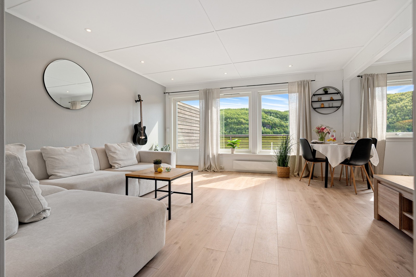 Leiligheten ligger i byggets andre etasje med fin utsikt over nærområdet Galleribilde