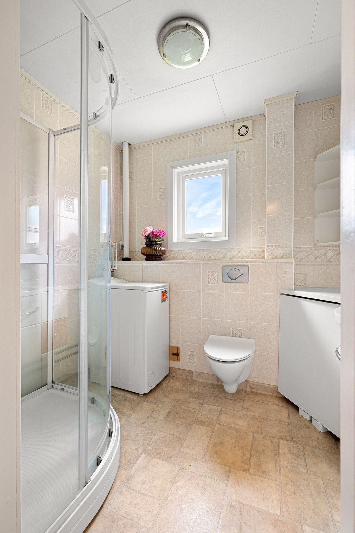 Det er opplegg for vaskemaskin på badet, men det er også mulig av å benytte seg av felles vaskerom i kjeller (egen plass) Galleribilde