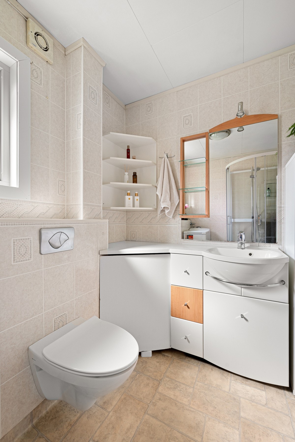 Vegghengt toalett og en romslig baderomsinnredning Galleribilde