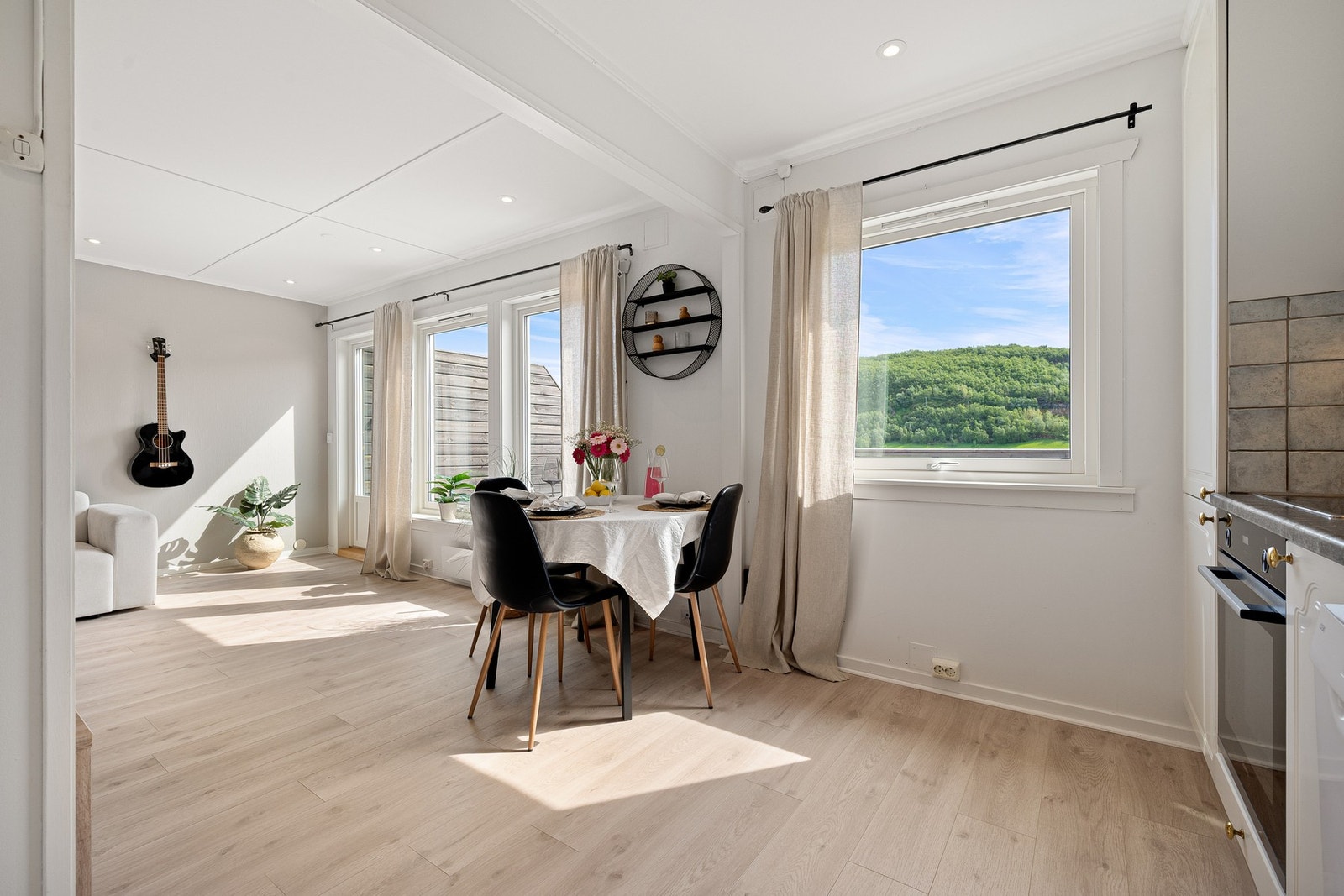 Vindusflater langs hele veggen skaper en god atmosfære Galleribilde