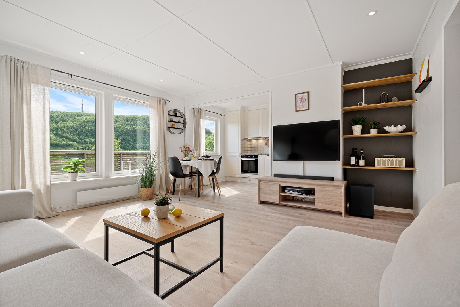 Leiligheten ligger i byggets andre etasje med fin utsikt over nærområdet EIE eiendomsmegling v/Michael Knutsen ønsker velkommen til Svaleveien 30! Foto: Martynas Milkevicius Galleribilde