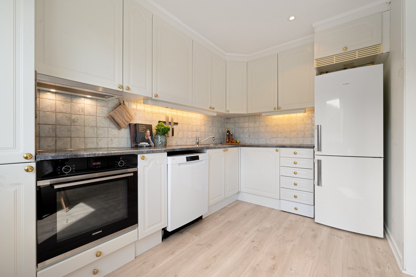 God benkeplass med plass til flere kokker Galleribilde