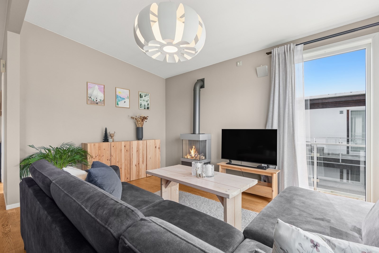 Lys og hyggelig stue med god plass til sofagruppe. Galleribilde